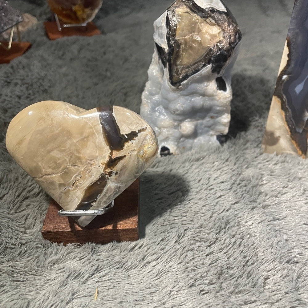 VOLCANO AGATE 4 PIECE SET 6”, 5”,4” tower and 3” heart GREEN UV “rivers” - Picture 4 of 15